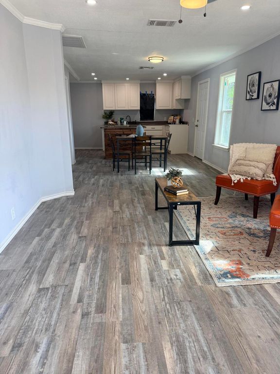 Image 6 of property listing at 203 E 11th Street, San Angelo, TX 76903