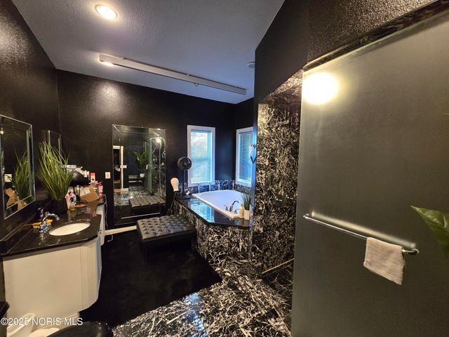 5029 Kellogg Road, Toledo, OH 43615