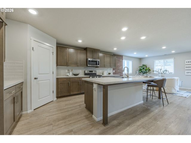 1487 AUSTIN Ave, Woodburn, OR 97071