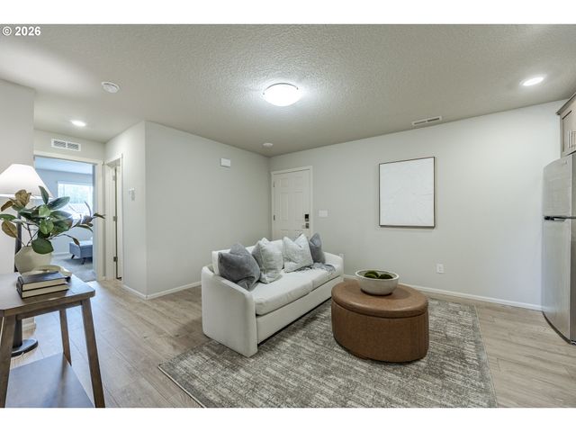 1487 AUSTIN Ave, Woodburn, OR 97071