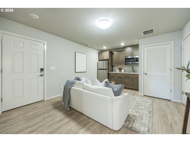 1487 AUSTIN Ave, Woodburn, OR 97071