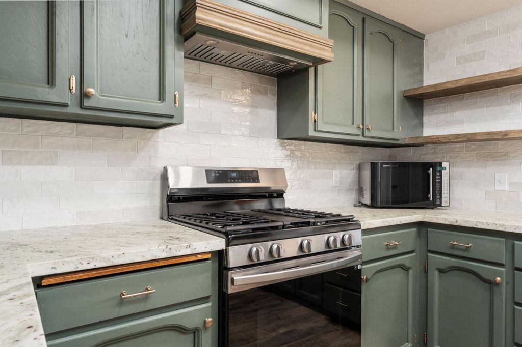 Image 12 of property listing at 2212 Goldridge Street, Selma, CA 93662