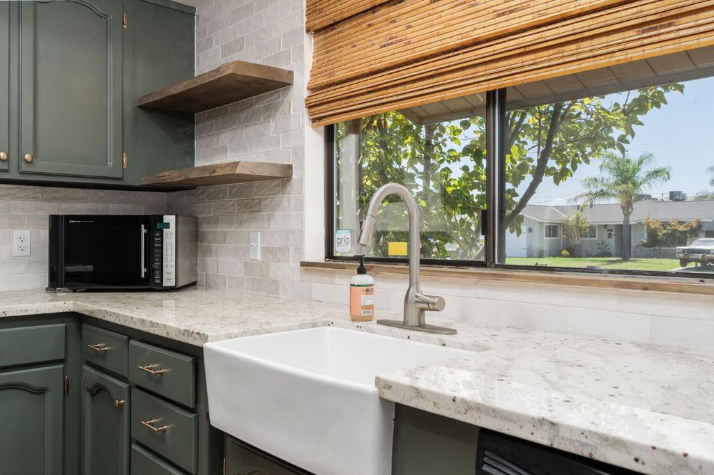 Image 13 of property listing at 2212 Goldridge Street, Selma, CA 93662