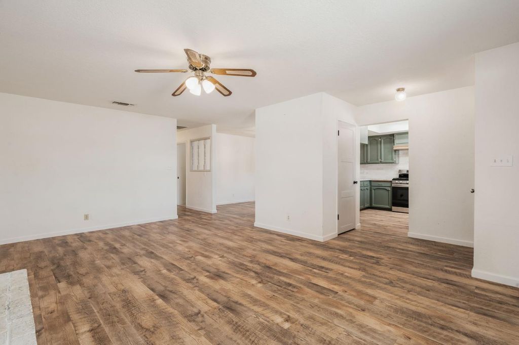 Image 8 of property listing at 2212 Goldridge Street, Selma, CA 93662