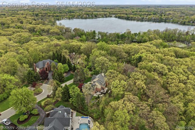 7919 Alta Vista Drive, Hamburg Township, MI 48169