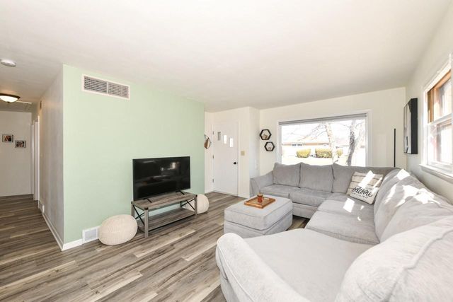 6421 W Allerton AVENUE, Greenfield, WI 53220