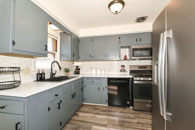 6421 W Allerton AVENUE, Greenfield, WI 53220