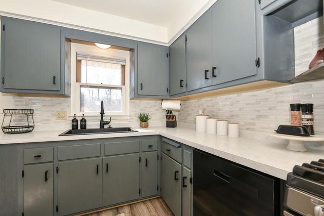 6421 W Allerton AVENUE, Greenfield, WI 53220