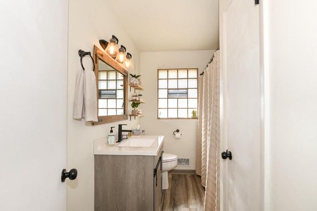 6421 W Allerton AVENUE, Greenfield, WI 53220