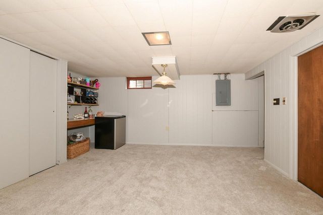 6421 W Allerton AVENUE, Greenfield, WI 53220