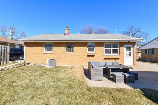 6421 W Allerton AVENUE, Greenfield, WI 53220