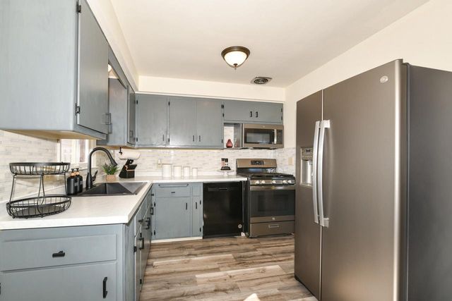 6421 W Allerton AVENUE, Greenfield, WI 53220