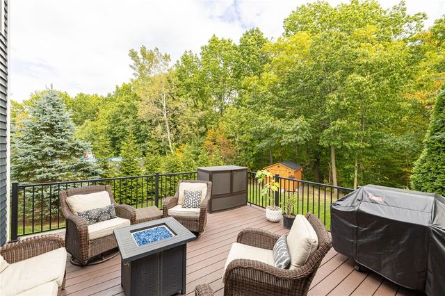 6123 Ebony Ct, Farmington, NY 14425