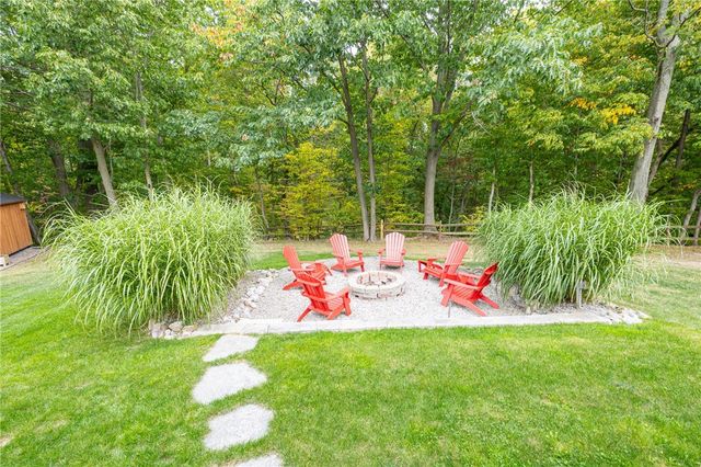 6123 Ebony Ct, Farmington, NY 14425