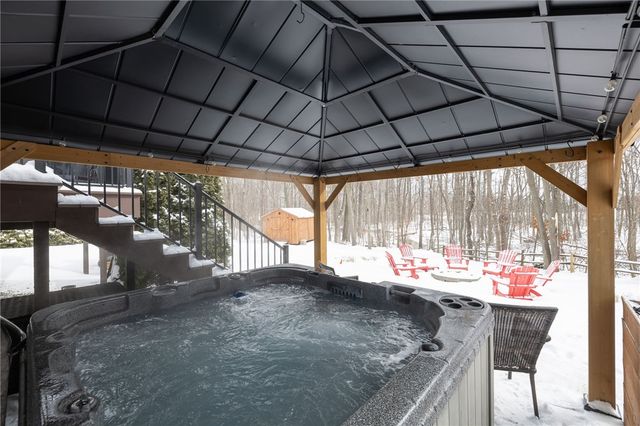 6123 Ebony Ct, Farmington, NY 14425