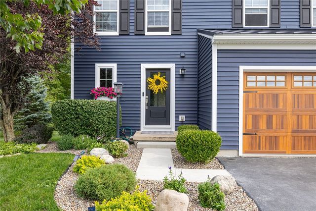 6123 Ebony Ct, Farmington, NY 14425