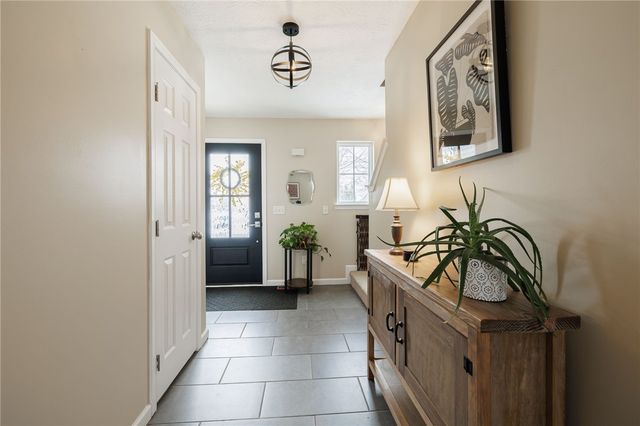 6123 Ebony Ct, Farmington, NY 14425