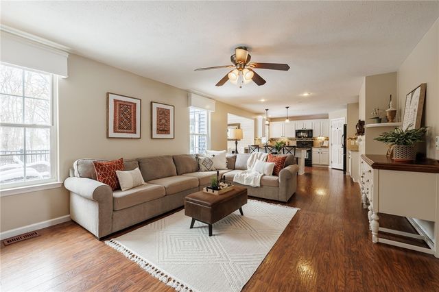 6123 Ebony Ct, Farmington, NY 14425