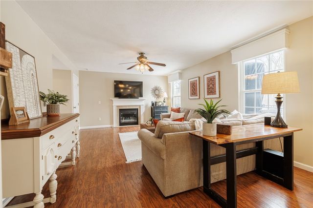 6123 Ebony Ct, Farmington, NY 14425