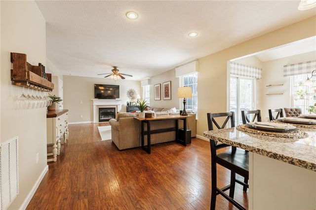 6123 Ebony Ct, Farmington, NY 14425