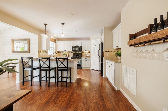 6123 Ebony Ct, Farmington, NY 14425