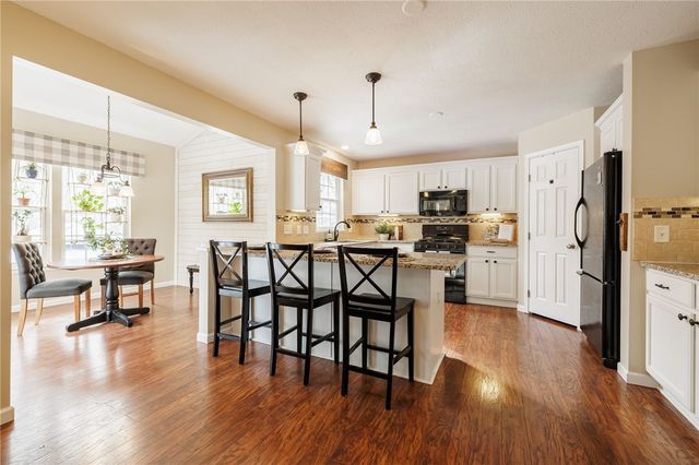 6123 Ebony Ct, Farmington, NY 14425