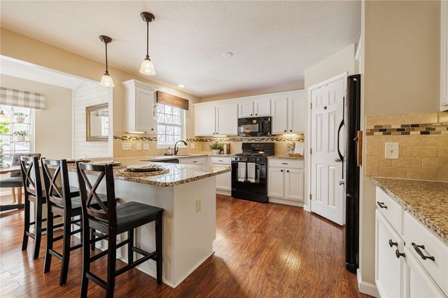 6123 Ebony Ct, Farmington, NY 14425