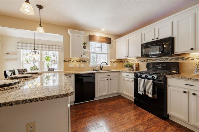 6123 Ebony Ct, Farmington, NY 14425