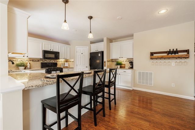 6123 Ebony Ct, Farmington, NY 14425