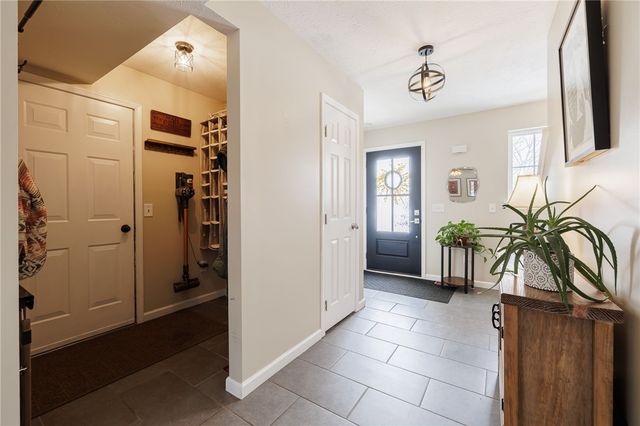 6123 Ebony Ct, Farmington, NY 14425