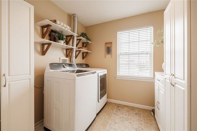 6123 Ebony Ct, Farmington, NY 14425