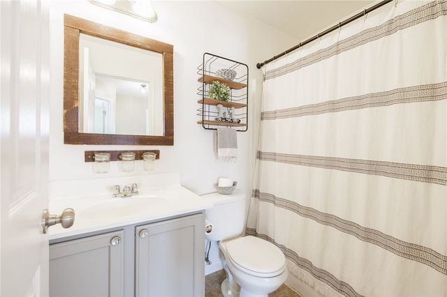 6123 Ebony Ct, Farmington, NY 14425