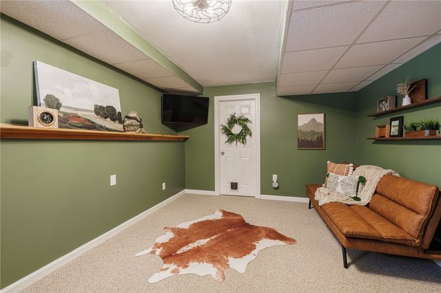 6123 Ebony Ct, Farmington, NY 14425