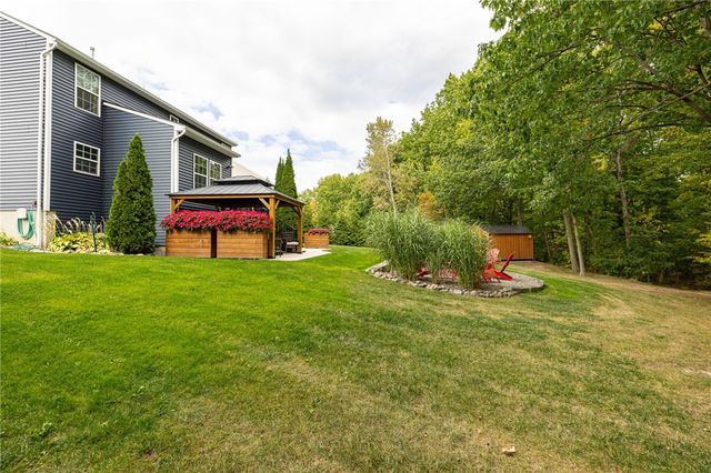 6123 Ebony Ct, Farmington, NY 14425