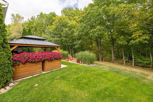 6123 Ebony Ct, Farmington, NY 14425