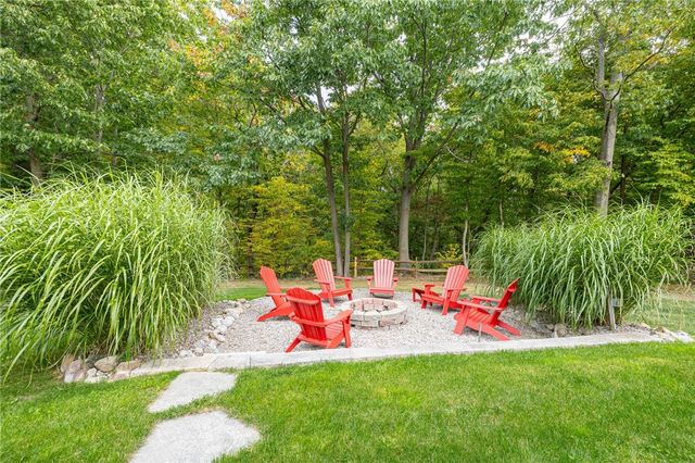 6123 Ebony Ct, Farmington, NY 14425