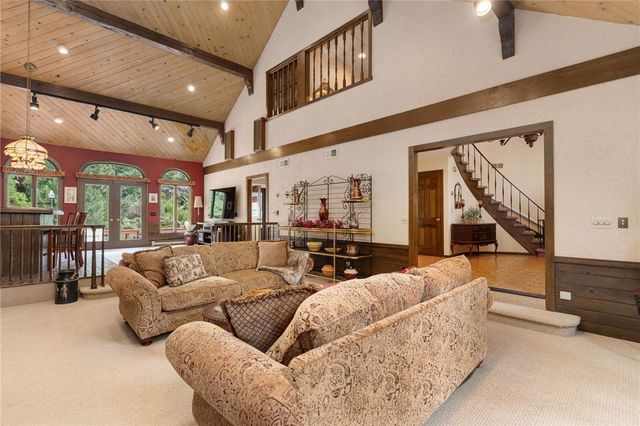 2 Lancers Lane, Lincoln, RI 02865