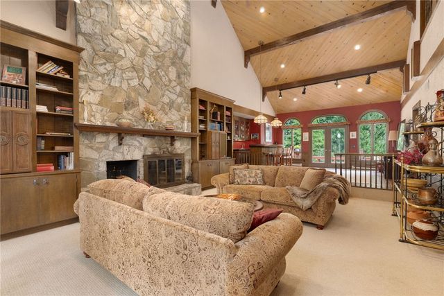 2 Lancers Lane, Lincoln, RI 02865