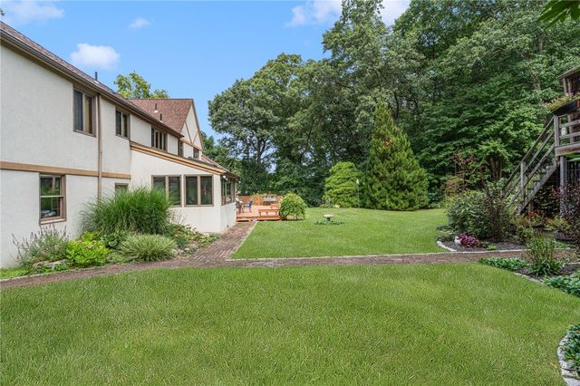 2 Lancers Lane, Lincoln, RI 02865
