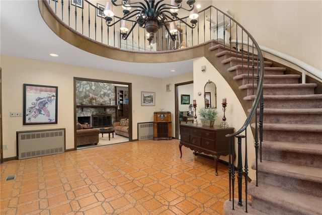 2 Lancers Lane, Lincoln, RI 02865