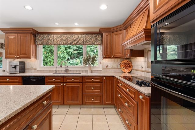 2 Lancers Lane, Lincoln, RI 02865