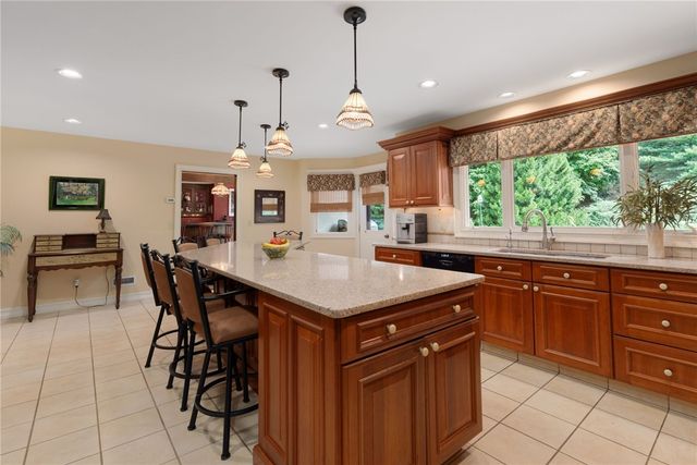 2 Lancers Lane, Lincoln, RI 02865