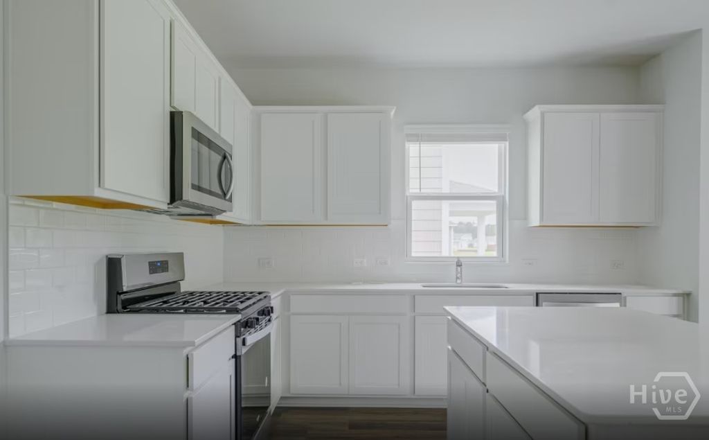 Image 4 of property listing at 164 Elwood Road, Richmond Hill, GA 31324