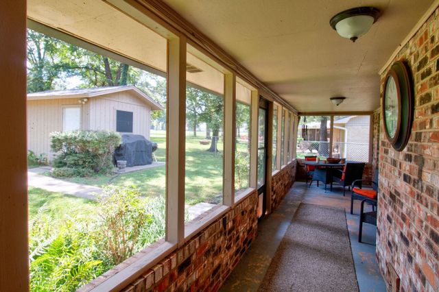 1010 Kiowa Drive W, Lake Kiowa, TX 76240