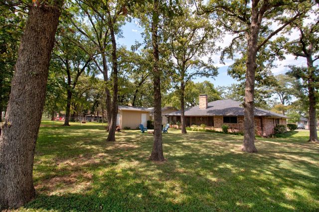 1010 Kiowa Drive W, Lake Kiowa, TX 76240