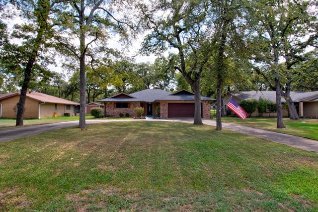 1010 Kiowa Drive W, Lake Kiowa, TX 76240