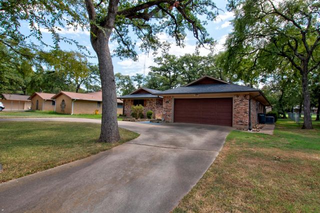 1010 Kiowa Drive W, Lake Kiowa, TX 76240