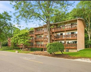 5850 Forest View Road A, Lisle, IL 60532