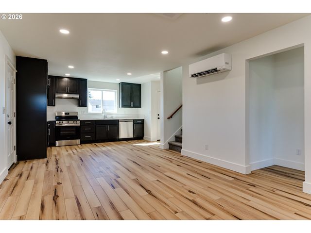 -1 S 41ST Pl, Springfield, OR 97478