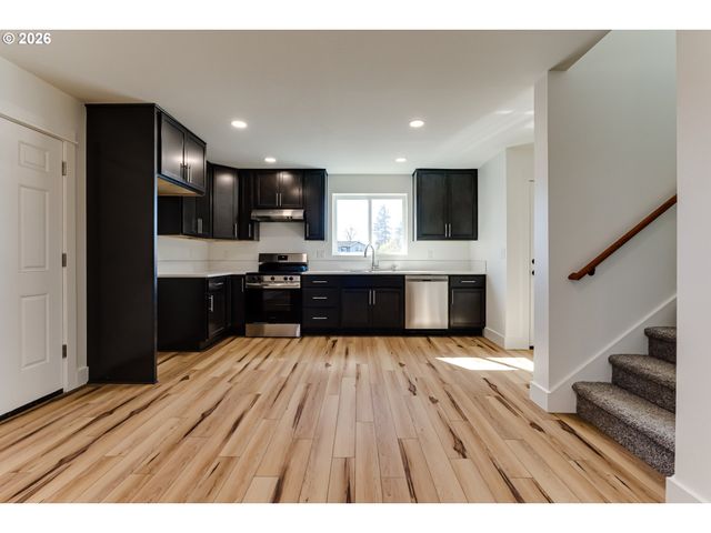 -1 S 41ST Pl, Springfield, OR 97478